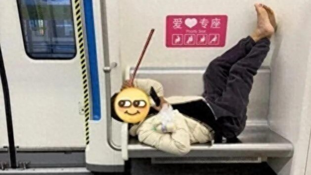 乘客横躺地铁爱心专座还光脚贴墙，网友：天塌了我经常在那贴脸