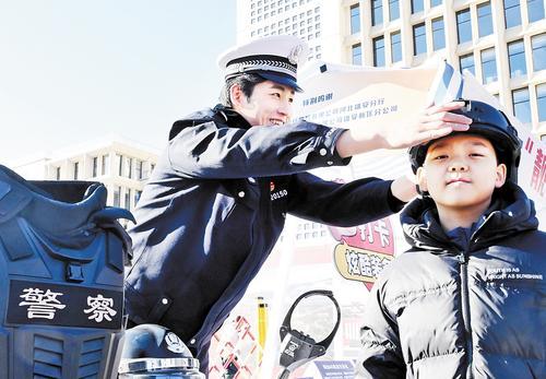 小学生靳佳晨（右）沉浸式体验警用装备。
