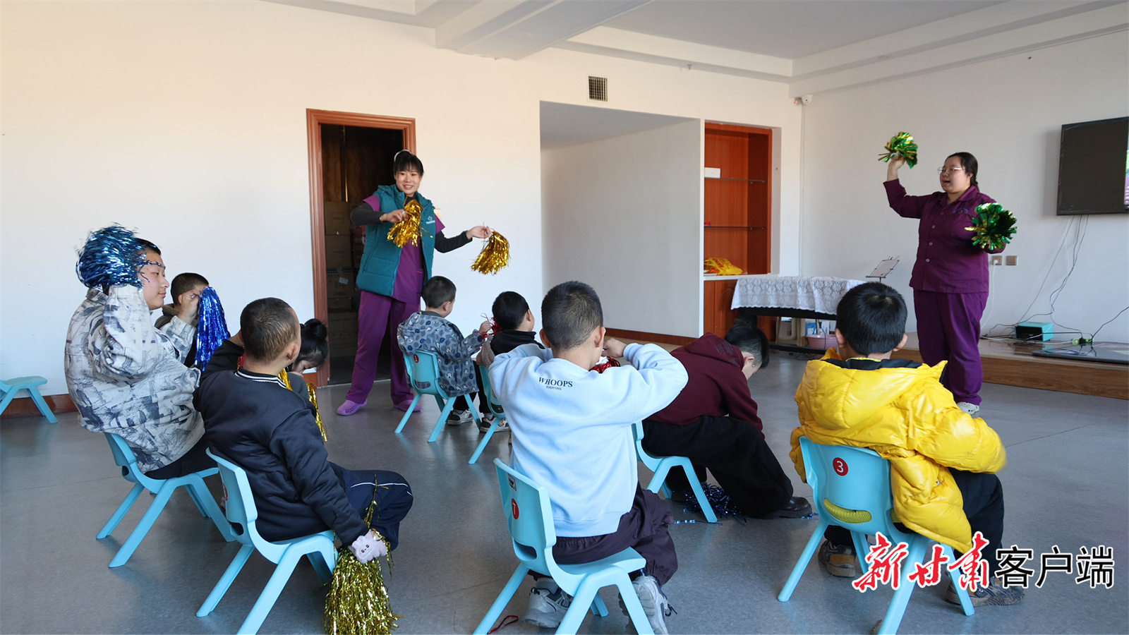 王云兰（左）给孩子们上音乐课