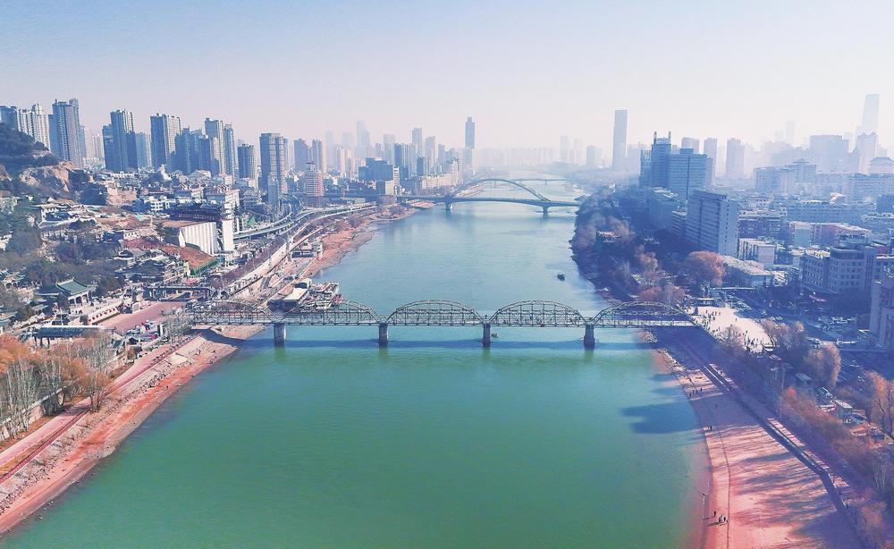 冬日的黄河兰州段，在阳光的映照下泛着“海色”波光，独特景致引得市民和游客前来打卡。新甘肃&middot;甘肃经济日报记者　瞿娟　摄