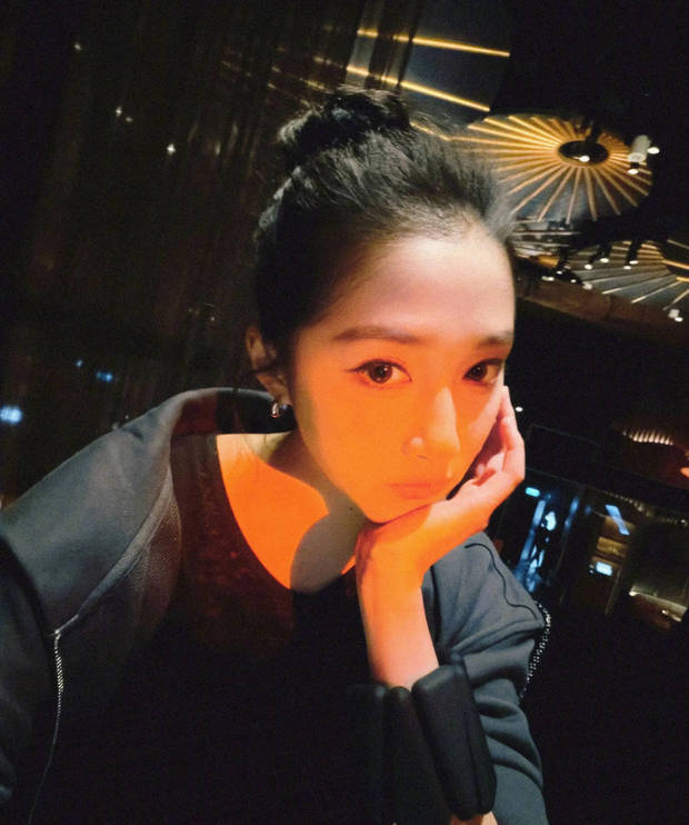 关晓彤的一双灵动大眼炯炯有神。