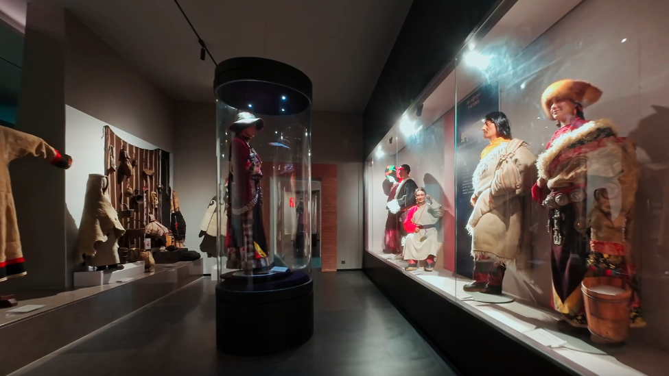 跨越百年的服饰美学，甘孜人的衣柜里藏着明清高定｜《探秘丝路甘孜·解码川西秘境》第二季