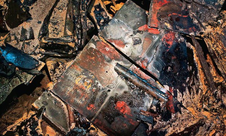 这是孔子衣镜出土时的情况（资料照片）。新华社发