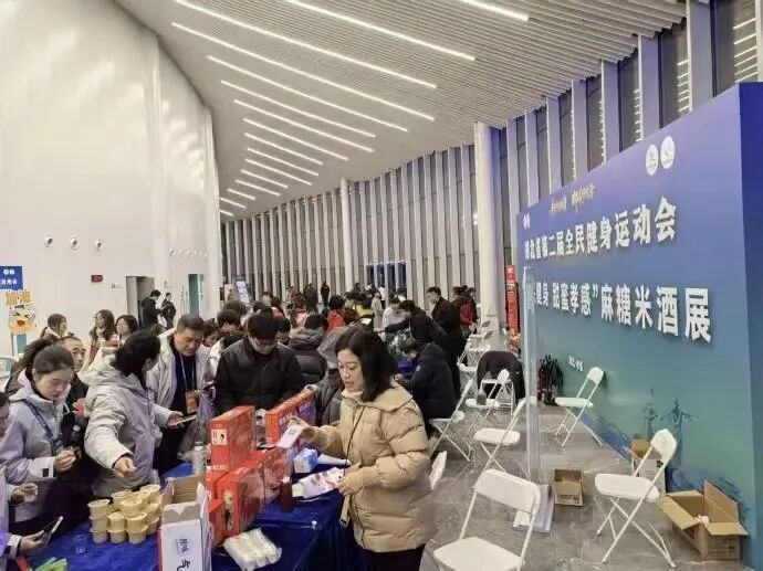 （赛场周边特产展销会人潮涌动）