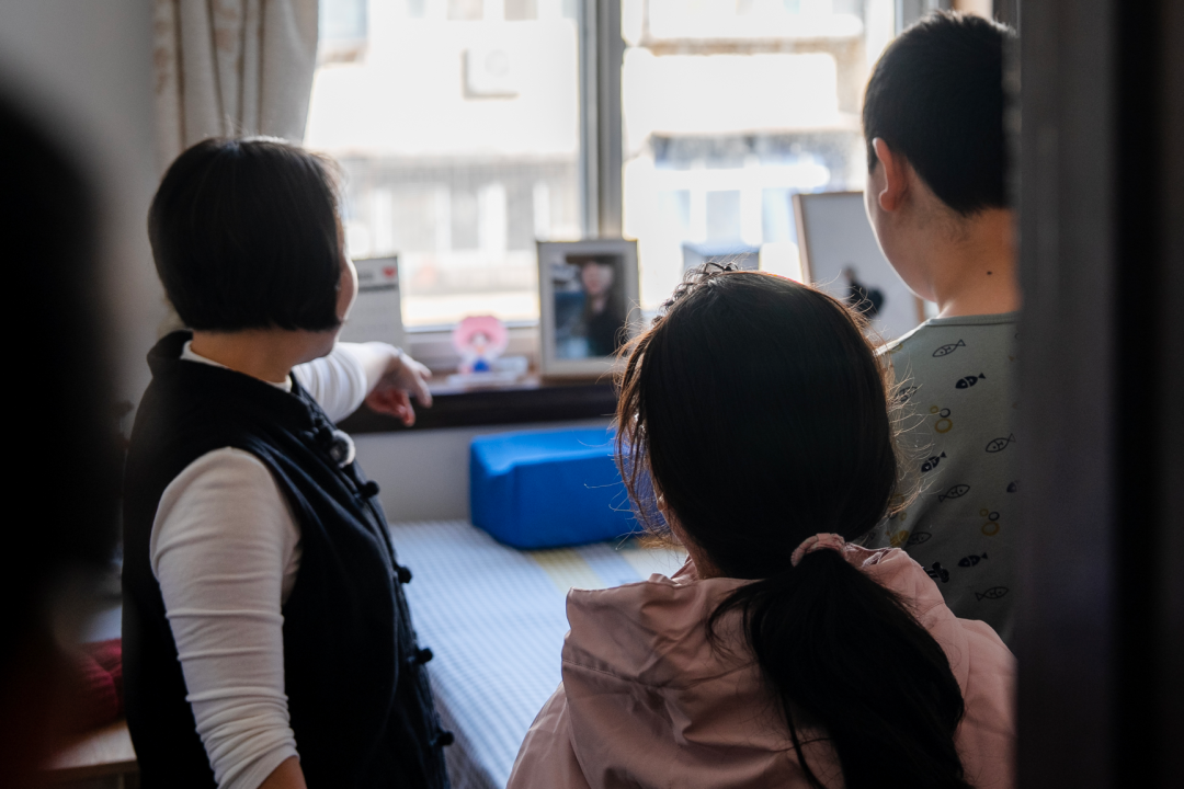 姚敏带孩子们参观家里