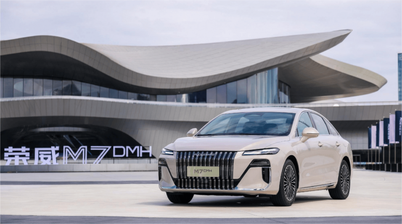 8.58万起，续航超2000km！荣威M7 DMH重塑10万级混动家轿标杆