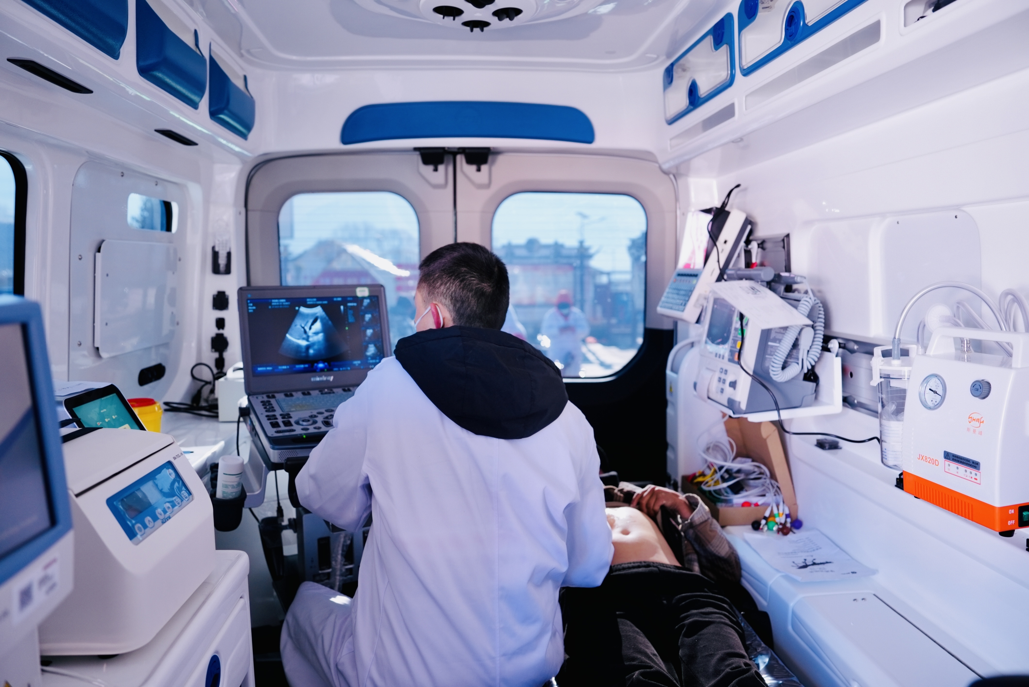 “医疗巡回车”开进布拖！东西部医疗专家组团送健康