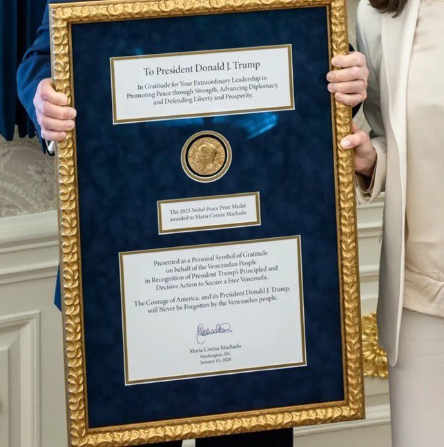 现场图来了:委反对派领袖将诺奖奖章赠予特朗普