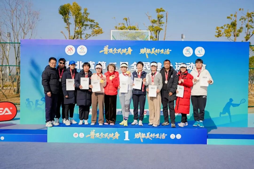 （获奖运动员与家人共享荣耀时刻）