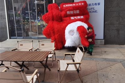 孩子与“拍拍马屁 福气满满“合影