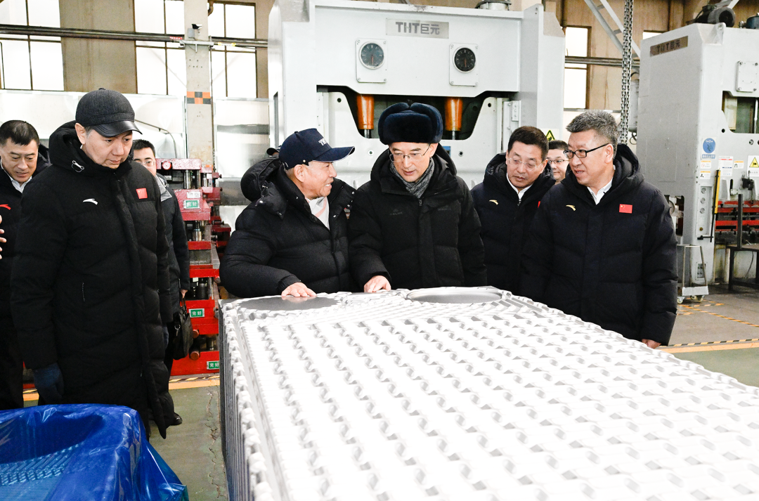 1月10日，省委书记黄强到四平调研，在四平巨元换热集团详细了解企业创新研发情况。