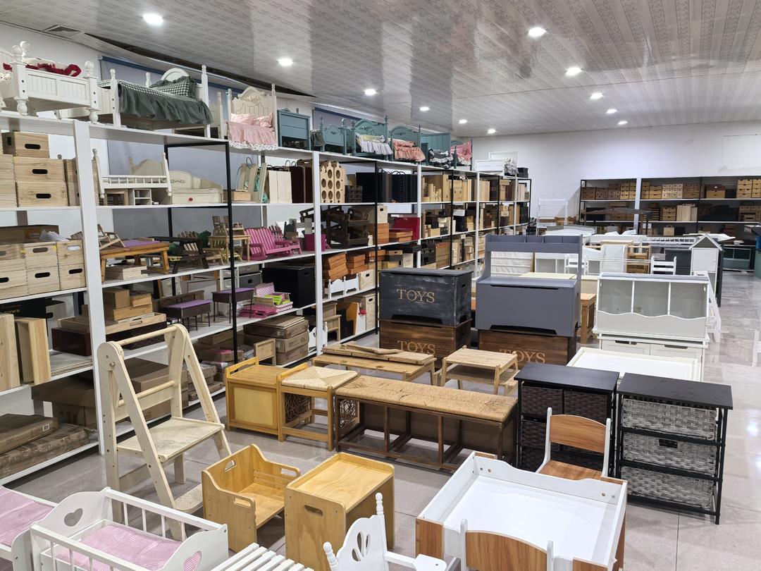 曹县鹏辉工艺品有限公司的宠物用品展厅里，摆满了专供海外的产品品类。