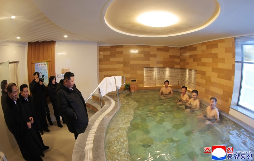 金正恩出席劳动者休养所竣工典礼,坐温泉边与民众交谈