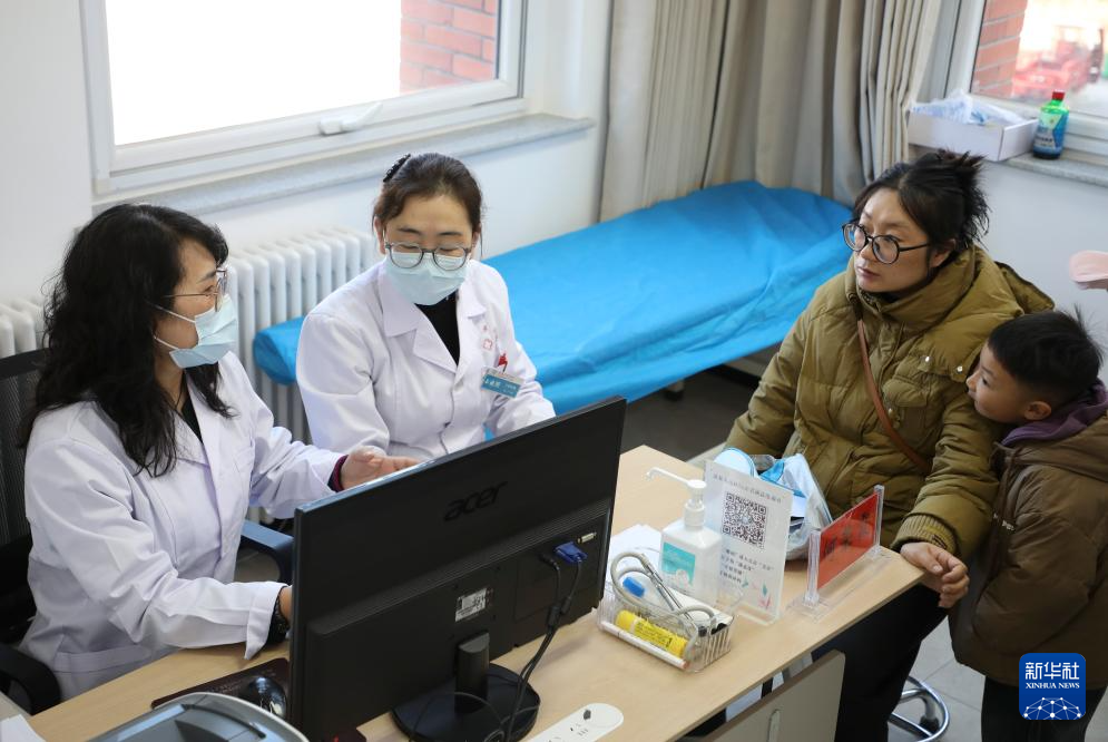 1月17日，在甘肃省漳县人民医院妇产科门诊，兰州大学第二人民医院妇产科主任何荣霞（左一）等为当地患者义诊。新华社记者　张智敏　摄
