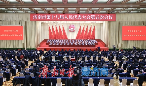 市十八届人大五次会议闭幕 刘强讲话 于海田韩金峰孙开连杨峰在主席台就座 通过关于政府工作报告的决议等 选举袁长奎、朱玉明为市人大常委会副主任