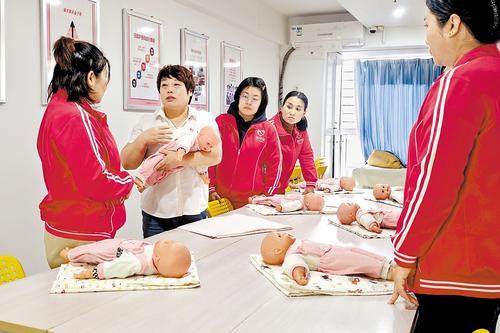 1月19日,衡水市桃城区爱莲职业培训学校,老师傅玉红(左二)在讲授育儿知识。本报记者 焦磊摄