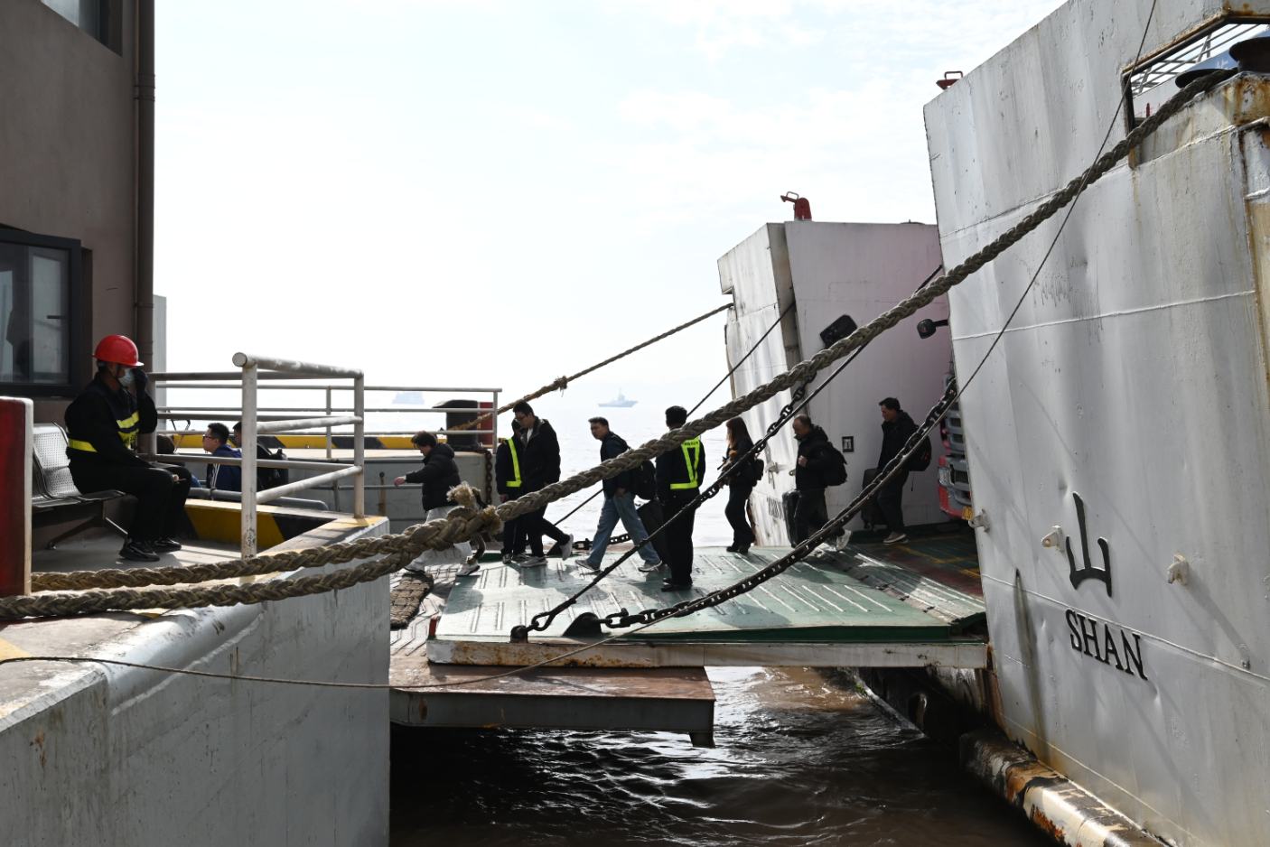 资料图片：2025年春运首日乘客乘船一景（宋兵摄）