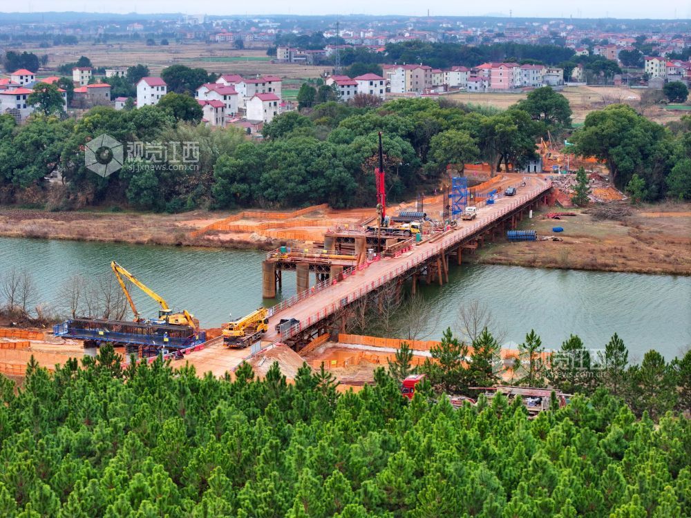2026年1月20日，江西省吉安市泰和县省道S221改建工程云亭大桥正在建设施工。
