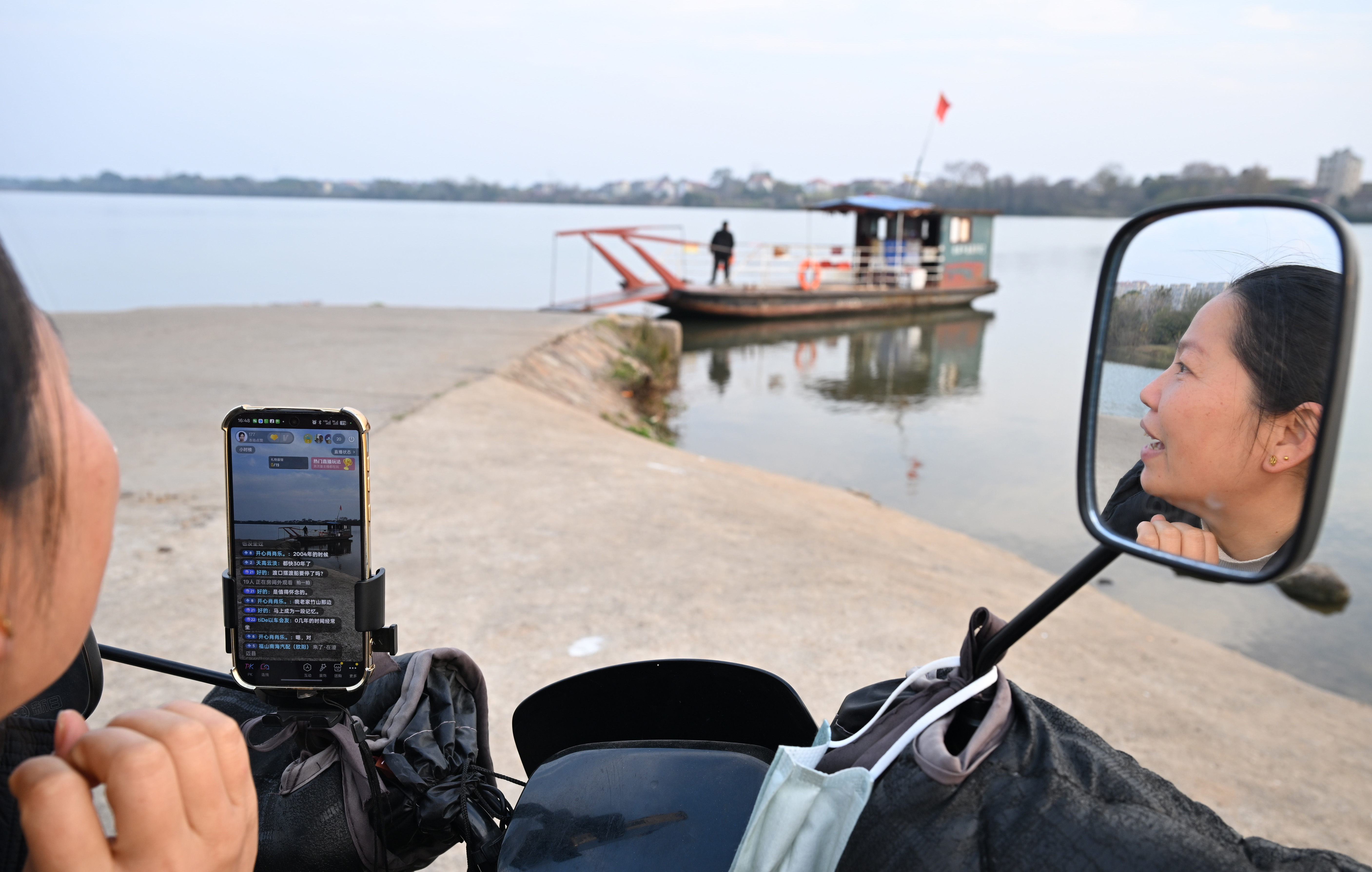 ▲2025年12月30日,泰和县永昌渡口,一名市民正在直播,众多网友在“云端”共同见证永昌渡口的“最后一日”。