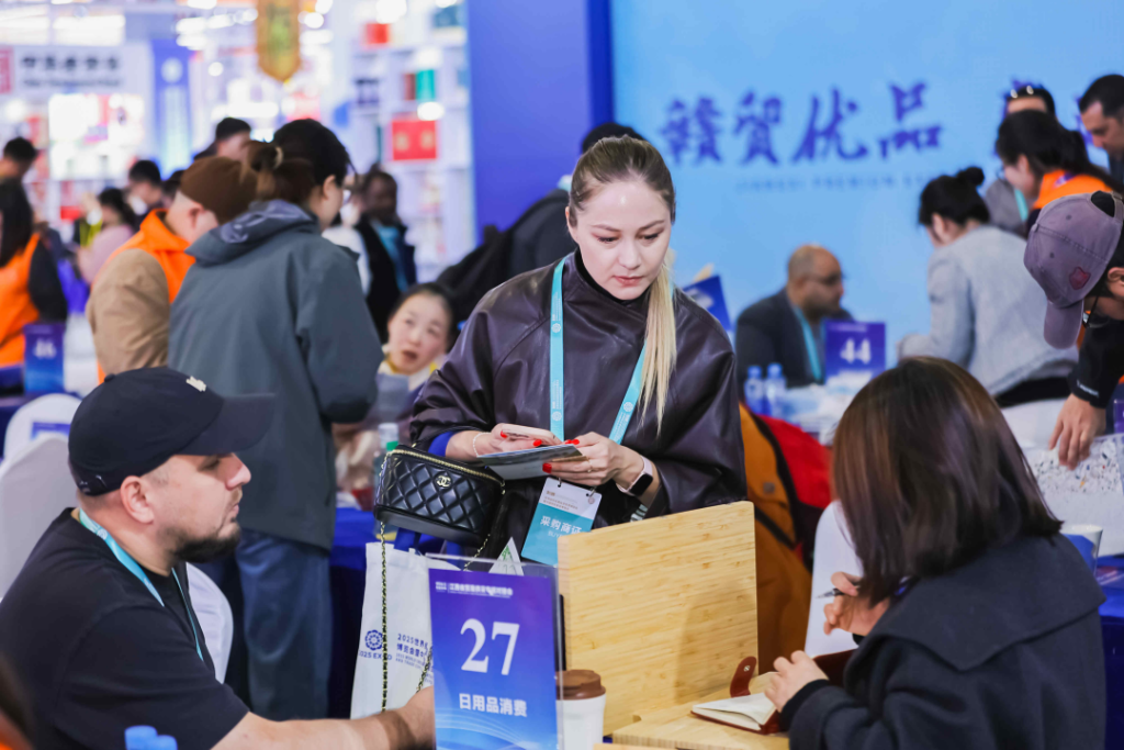 2025年11月28日,2025世界绿发会暨中国绿博会专题活动——“赣贸优品 惠通全球”江西省贸易供采专场对接活动现场。