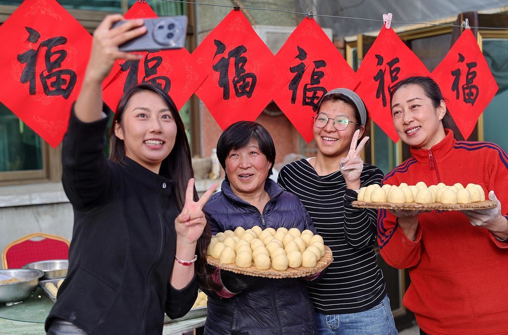 1月19日，秦皇岛市海港区龚庄村村民和制作的粘豆包合影。