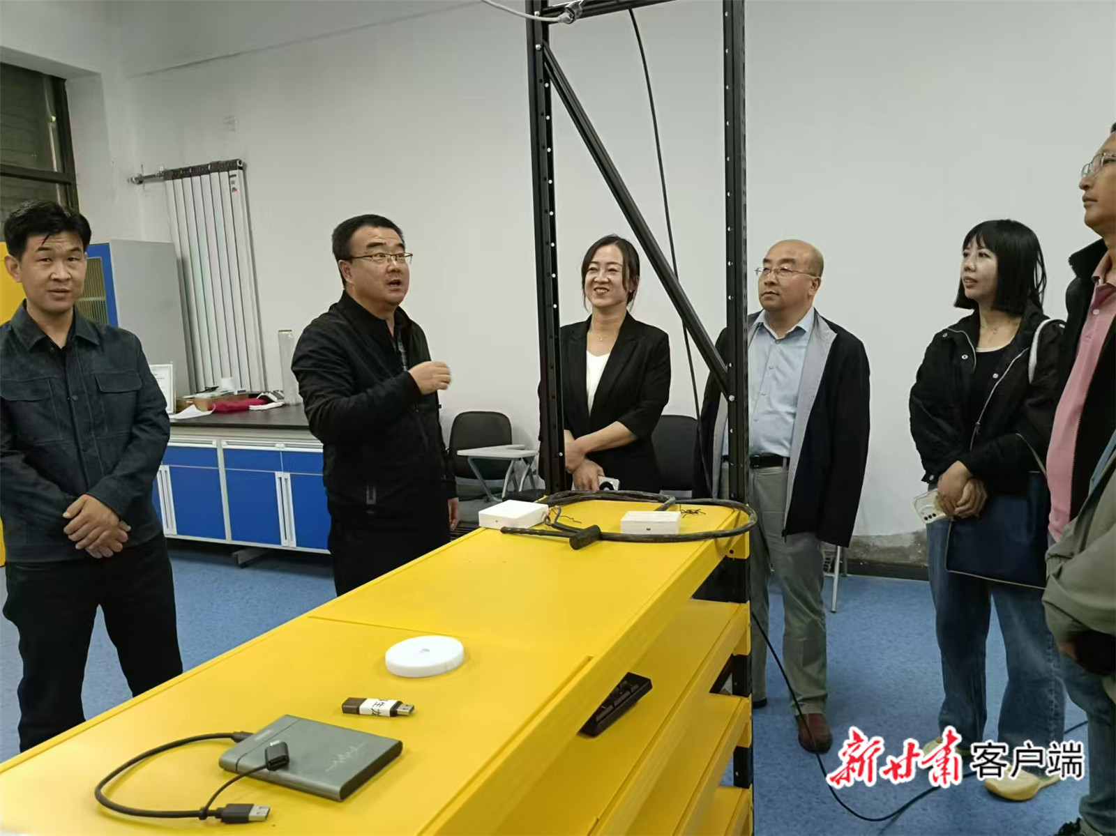 李毅委员（左二）　（图片由受访者提供）