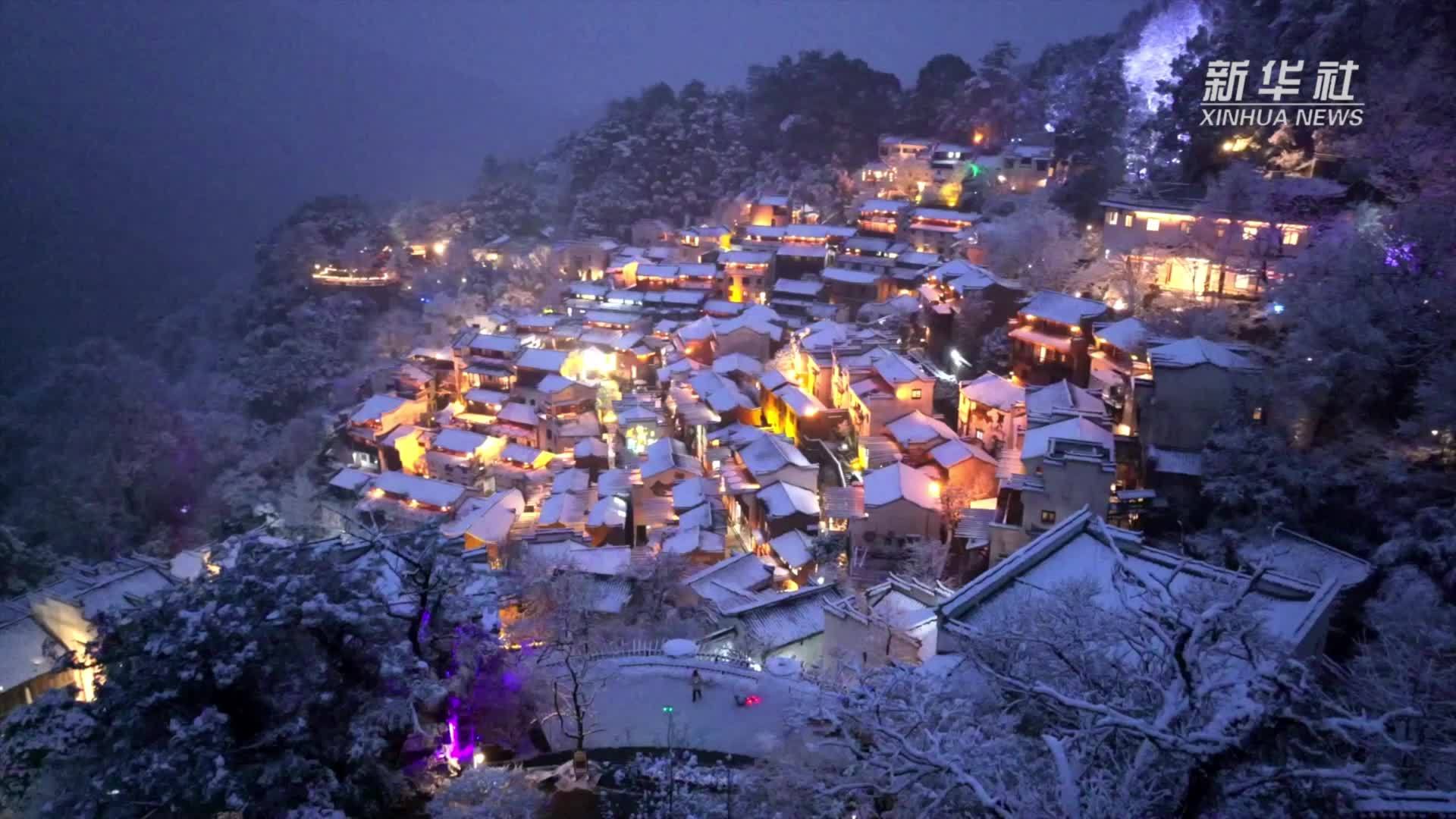 江西婺源：古村雪落美如画