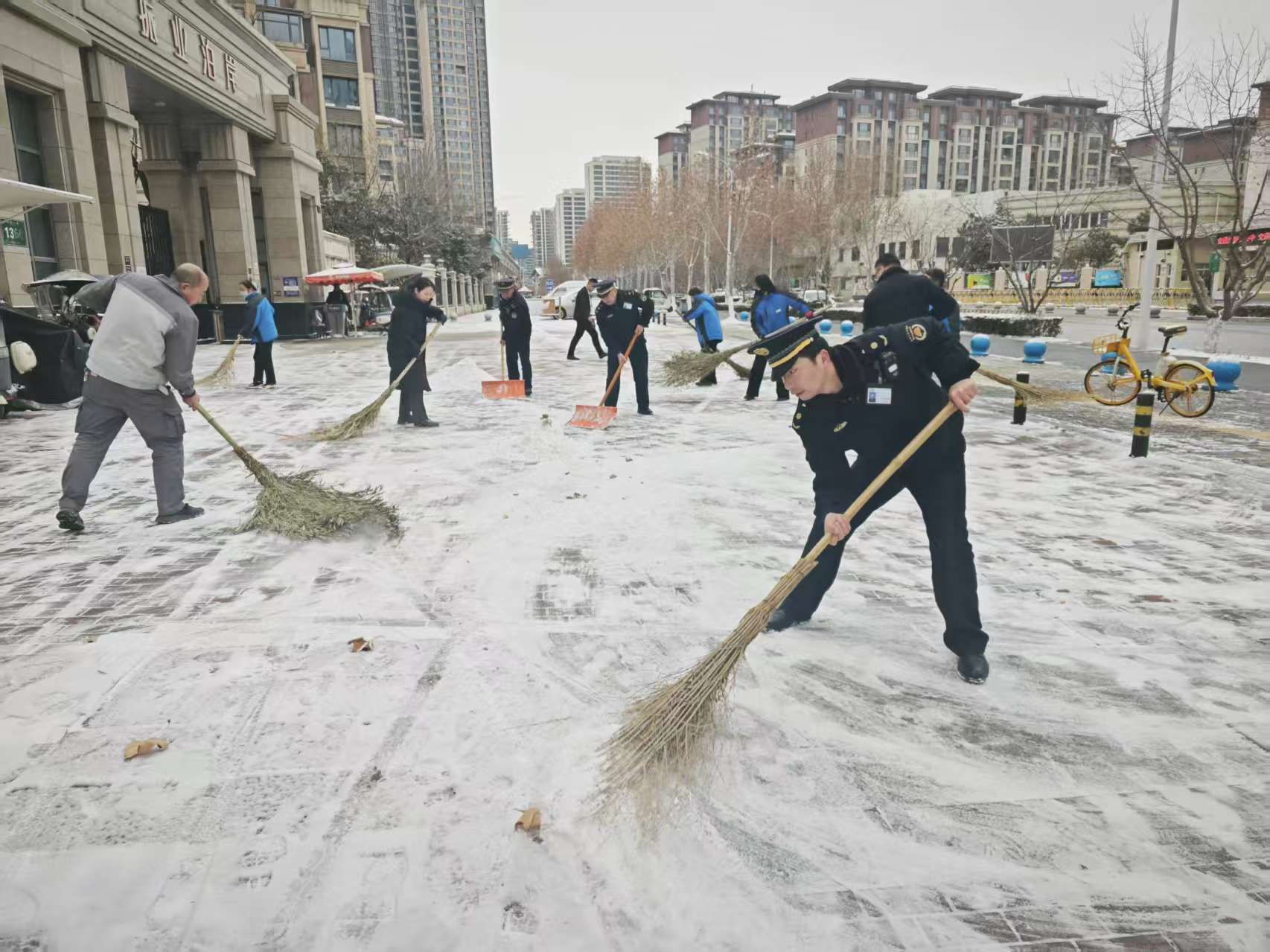 以雪为令显担当 通力协作护民生——浐灞国际港高效应对低温雨雪天气