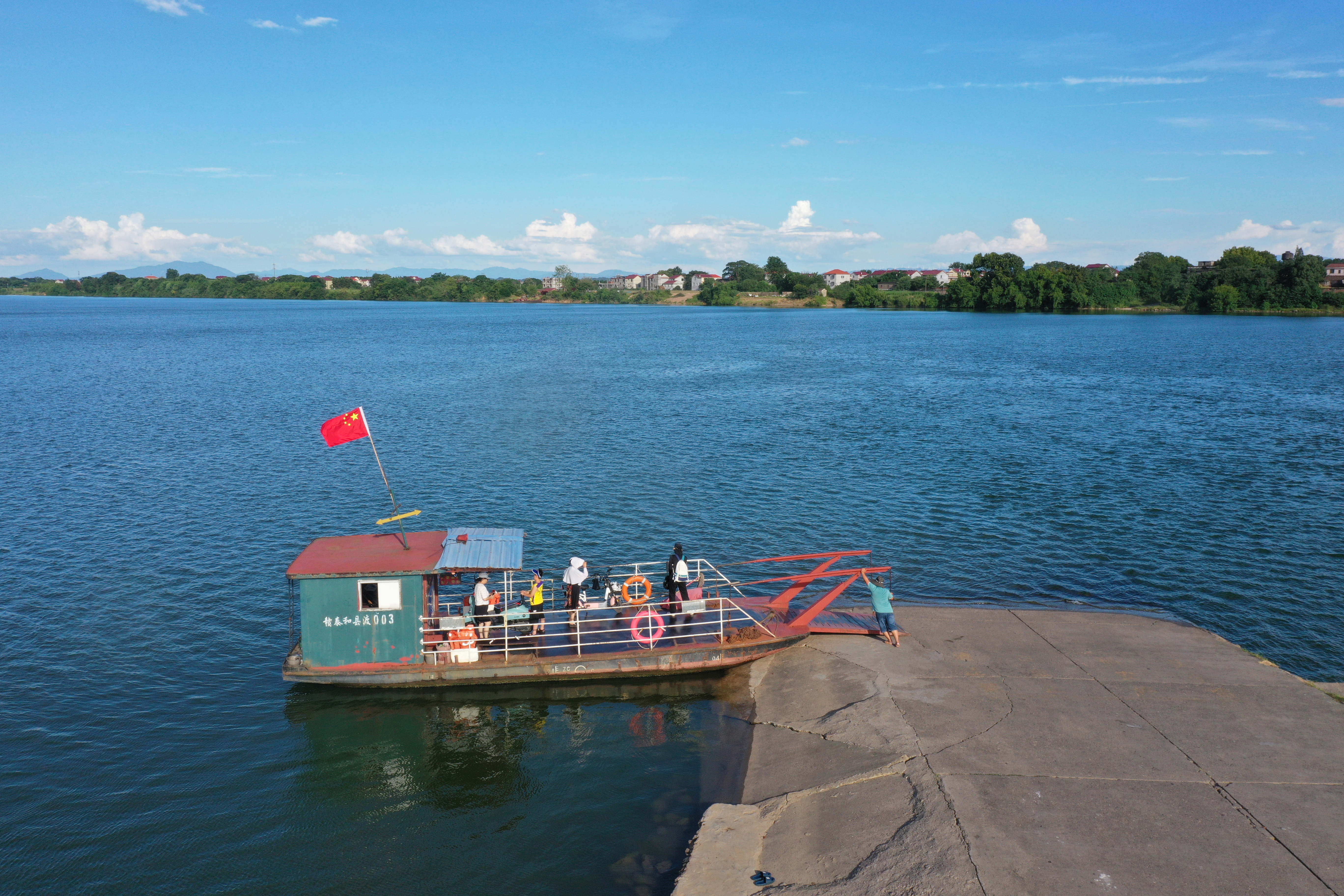 ▲2024年7月17日,泰和县永昌渡口,装载好乘客的渡船启航。
