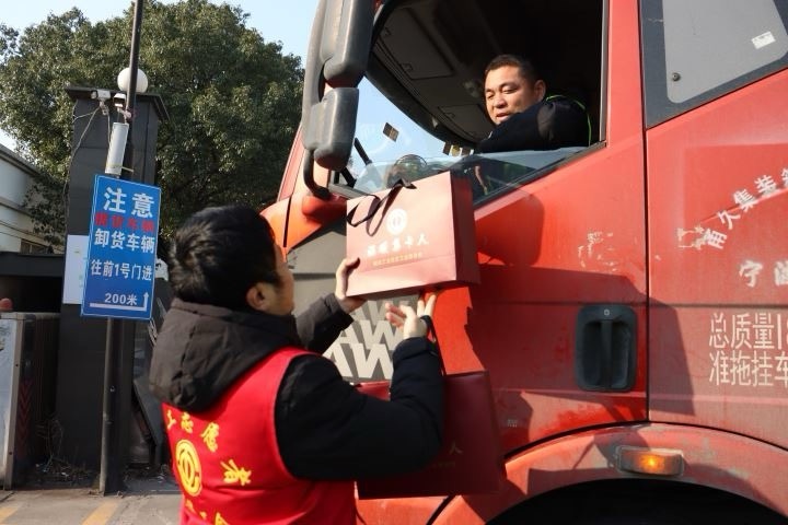 2万份免费早餐 14年温暖约定 工会冬日行动叩开集卡司机心门