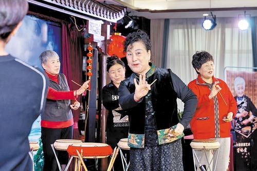 1月14日，赵蕊（右二）在为老年开放大学学员授课。本报记者 赵杰摄