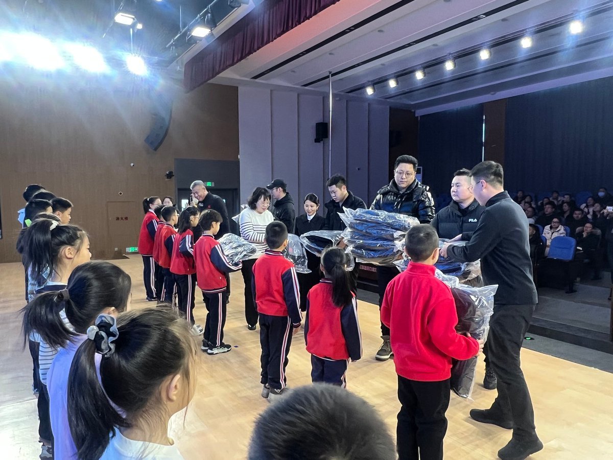 冰超公益行情暖东极校园 助力冰雪少年逐梦