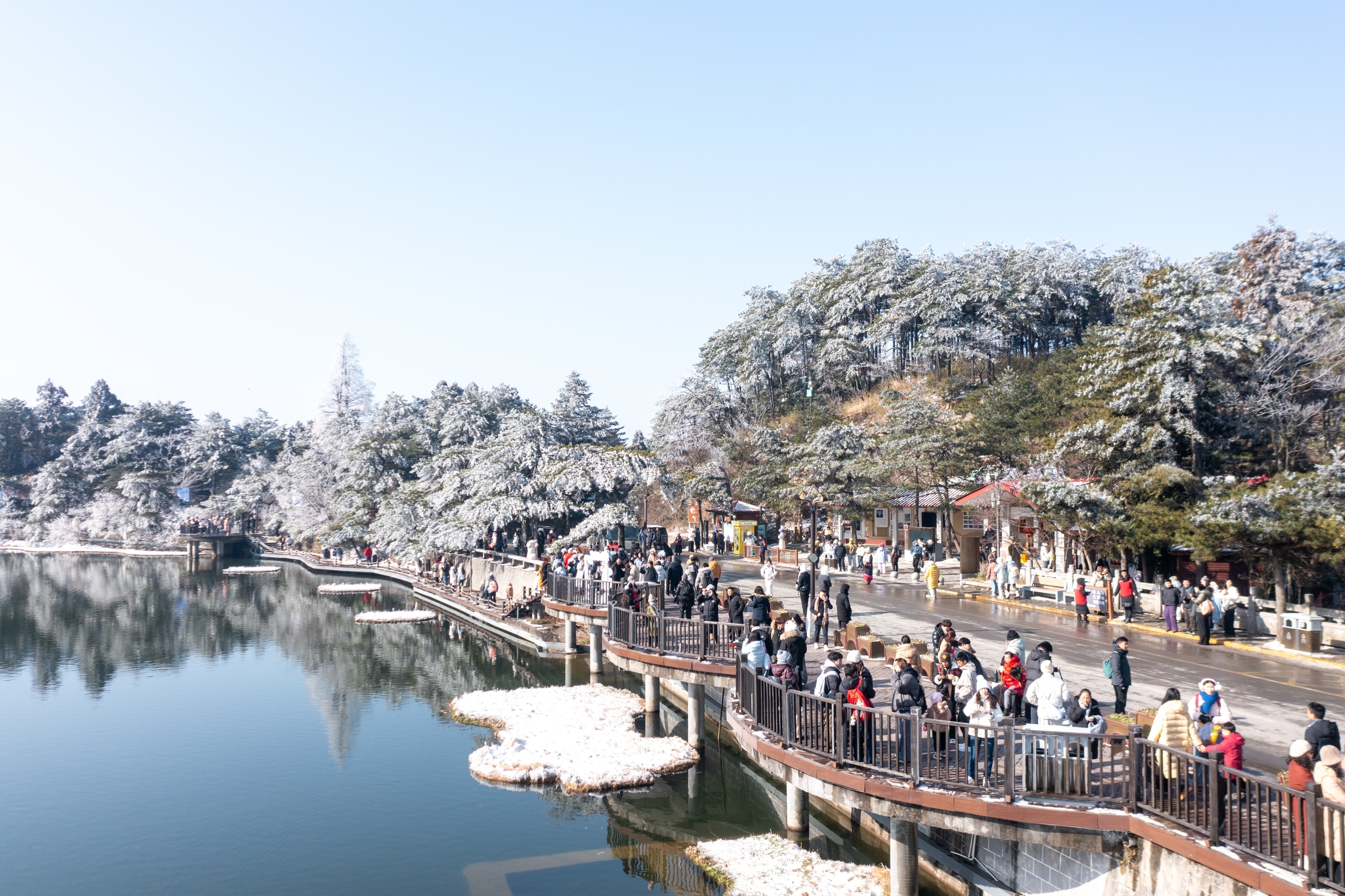 ▲1月22日，随着日间温度上升，庐山风景区如琴湖部分积雪开始融化。