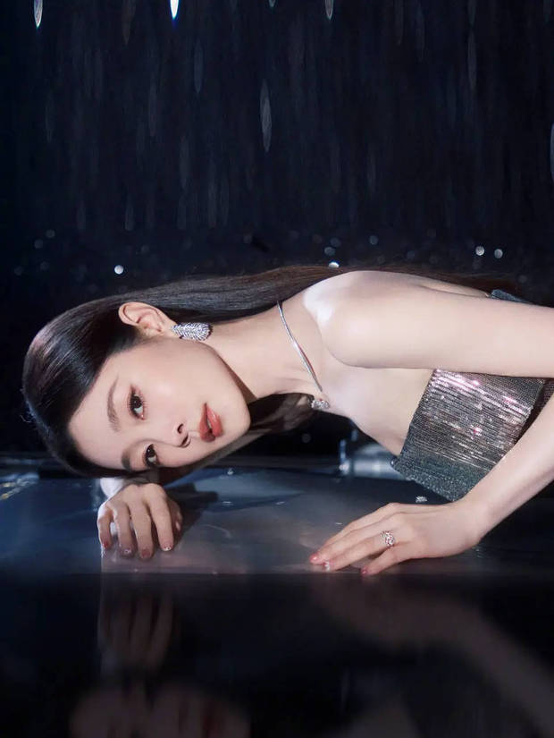 宋轶俯身镜面，侧颜精致皮肤白皙透亮。