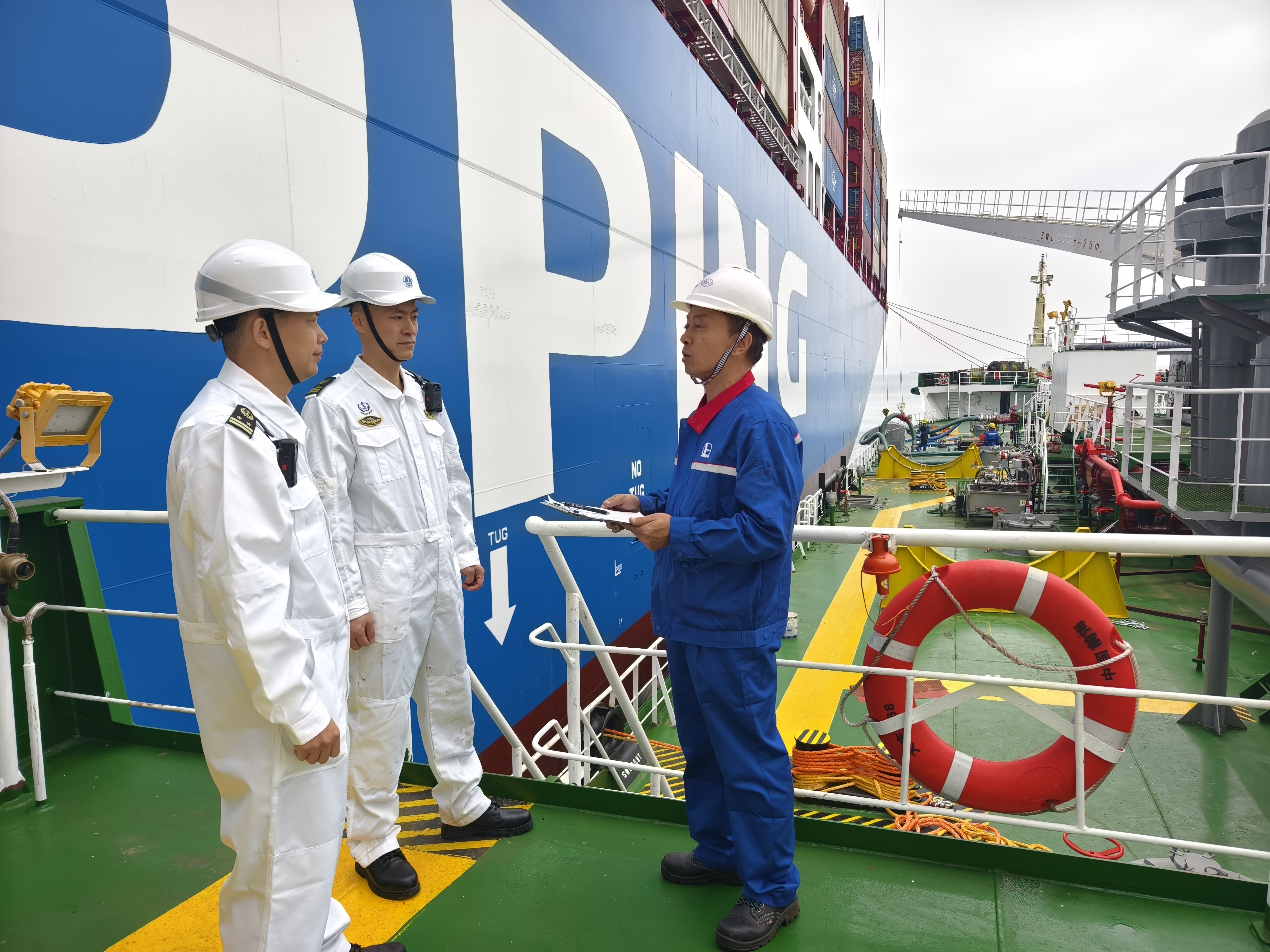 全国首艘自主新建双燃料加注船在深圳 顺利完成绿色甲醇加注