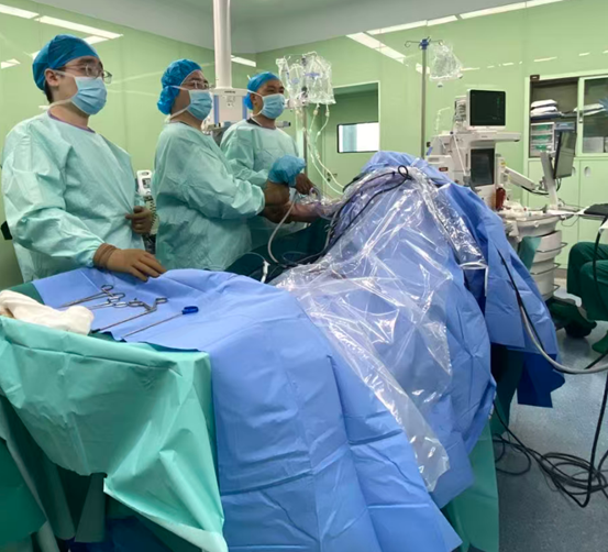 钟名金博士主刀、李兴福博士担任助手实施肩关节镜手术