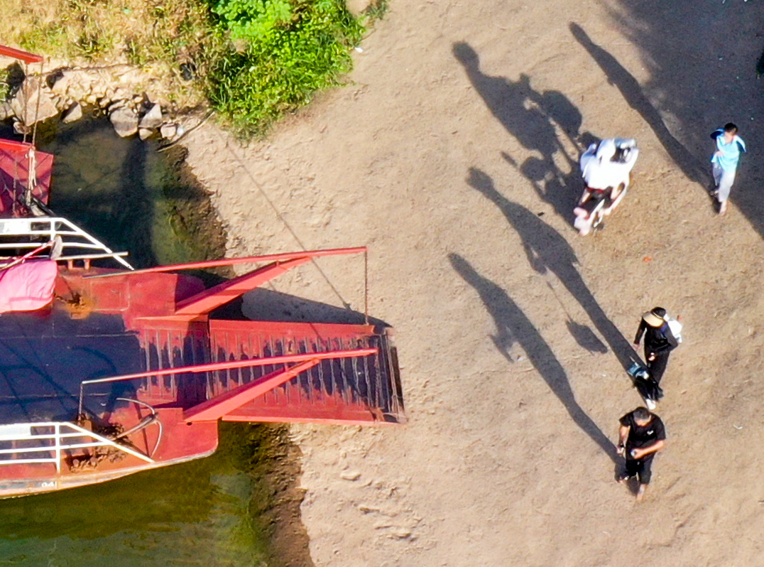 ▲游客下船,从县城来到塘洲圩镇。