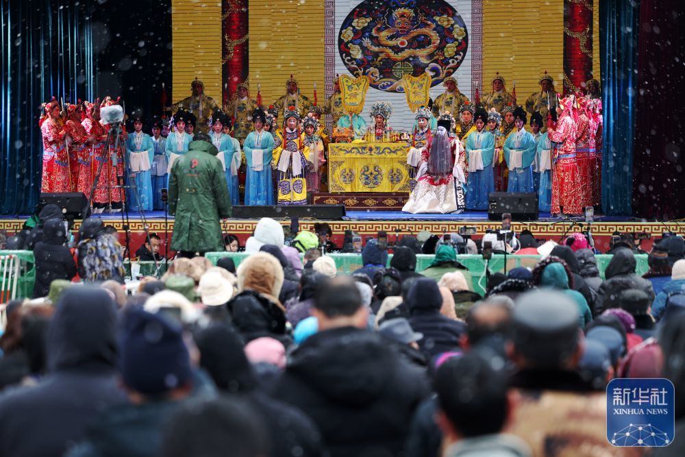 秦腔演员在年货大集上演出(1月19日摄) 新华社记者 陈斌 摄