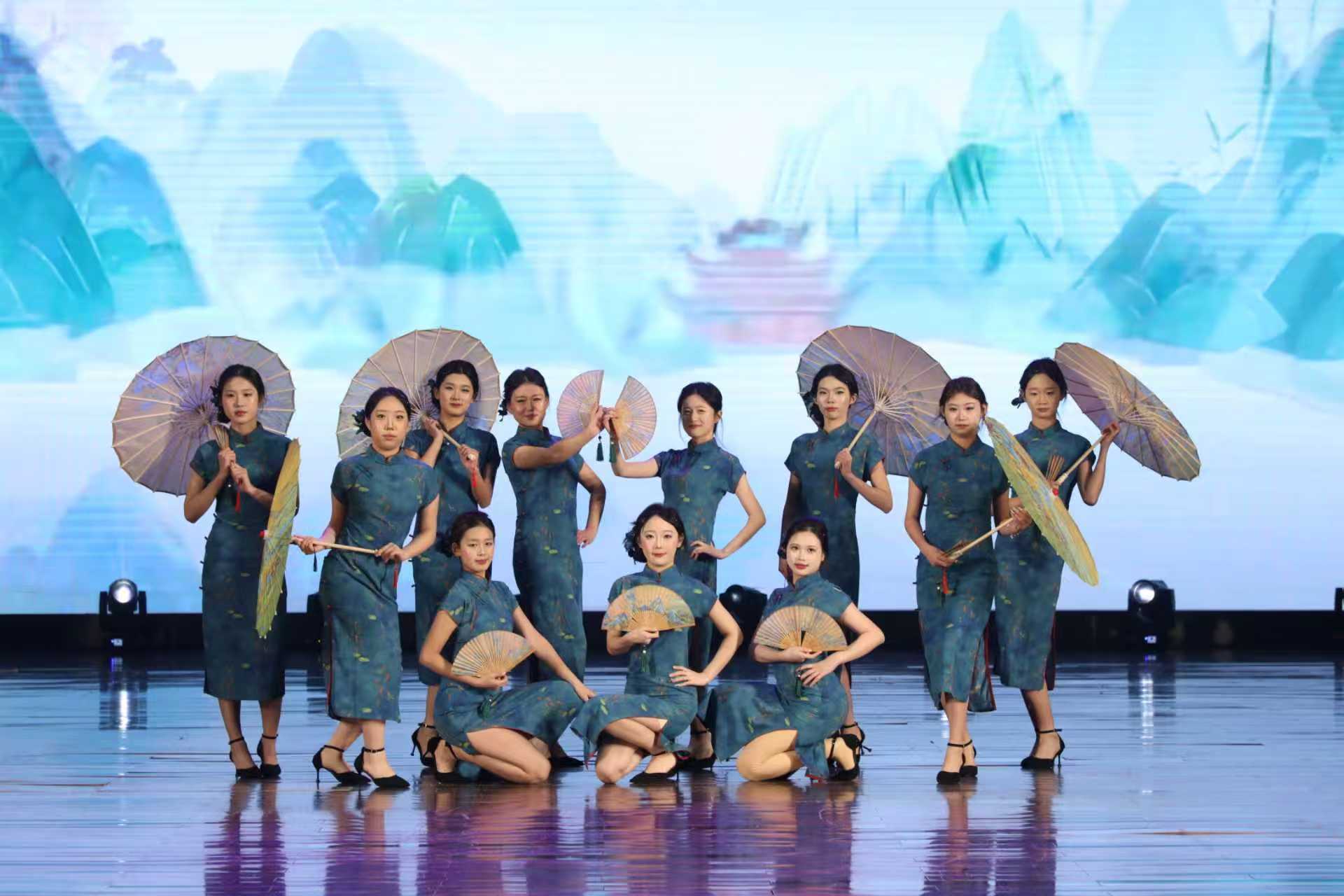 奋斗正当时 聚力启新程！青岛求实职业技术学院召开2025年年终总结表彰大会暨迎新春文艺演出