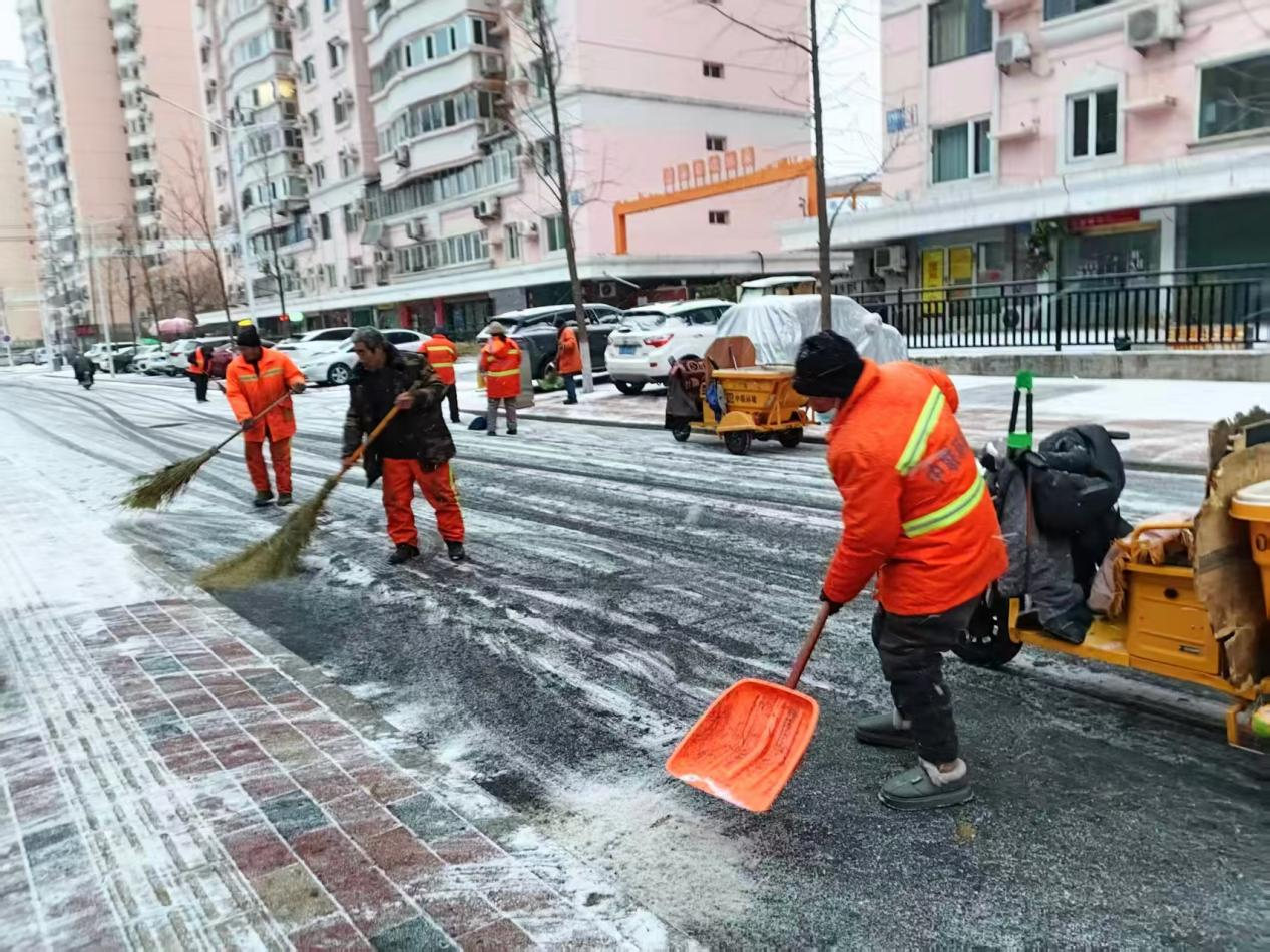 保定：雪染街巷“橙”护归途，环卫人连夜奋战保畅通