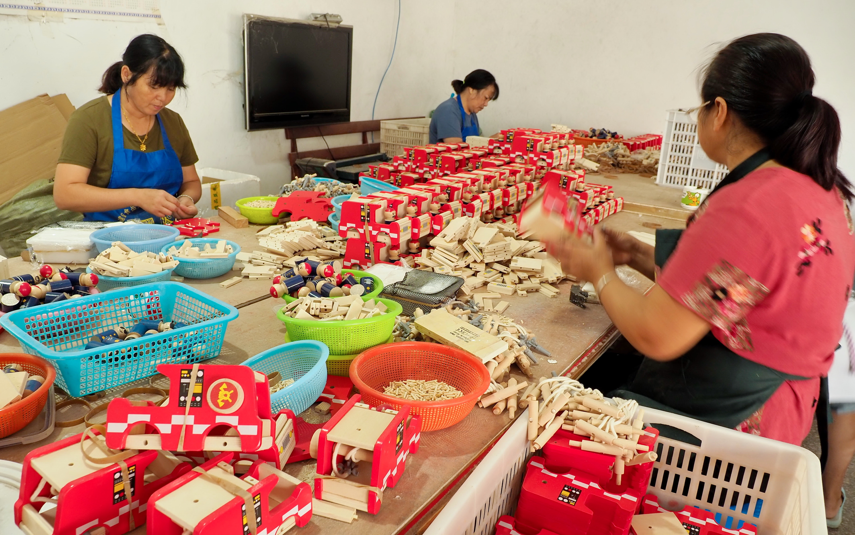 景宁畲族自治县鹤溪街道双后岗村来料加工点，女工在组装玩具配件。