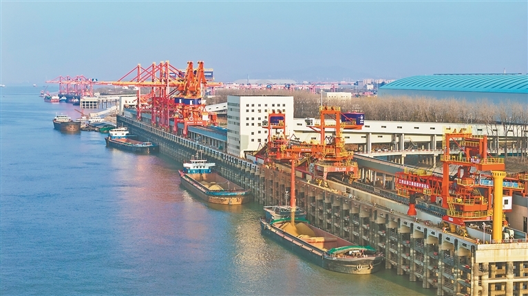 2025年12月19日,九江港湖口港区银砂湾作业区综合码头塔吊林立,铁臂挥舞,有序进行物料装卸作业。特约通讯员 张 玉摄