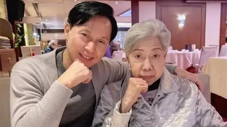 91岁TVB老戏骨近况曝光！与69岁男星喝茶精神佳，去年约满低调离巢