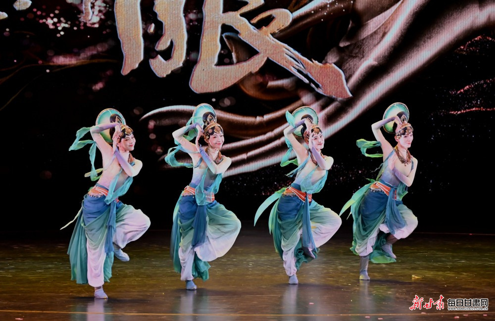 中国残疾人艺术团演员在甘肃敦煌大剧院表演大型情景音画剧《千手千眼》