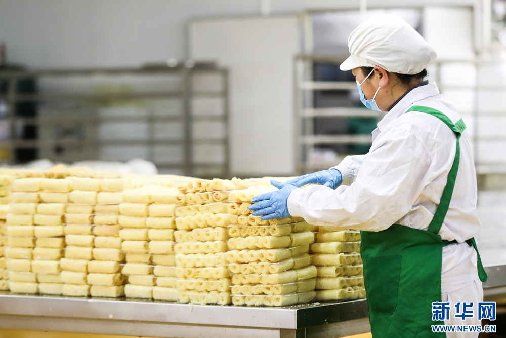 1月15日，在甘肃省陇南市徽县的甘肃兆丰农业开发有限责任公司生产车间内，工作人员将生产的豆铃卷码放整齐。新华社记者　郎兵兵　摄