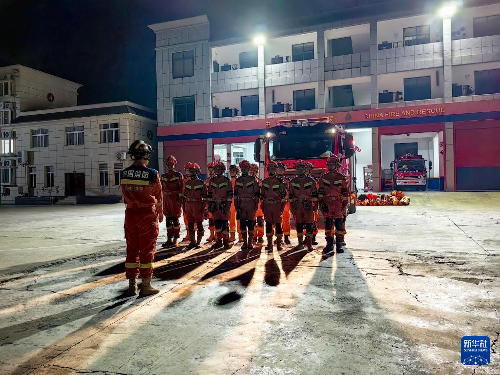 1月19日，当地消防救援力量迅速集结准备赶往地震现场。新华社发