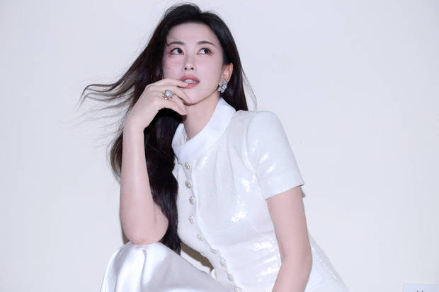 朱珠发丝飞扬，明艳灵动。