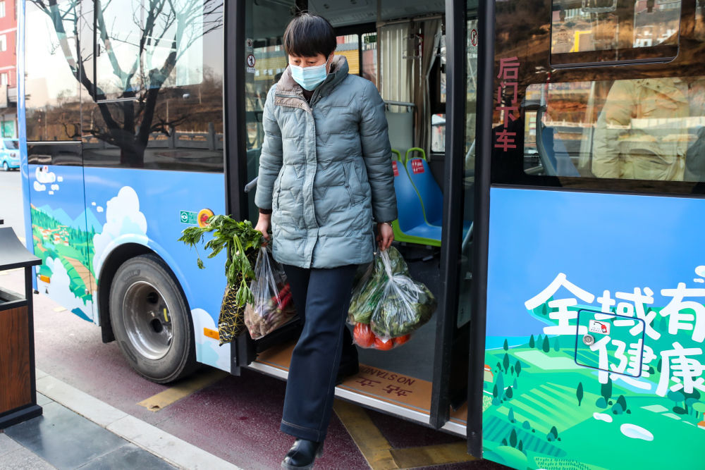 1月17日,群众在甘肃省陇南市两当县乘坐免费公交出行。新华社记者 郎兵兵 摄