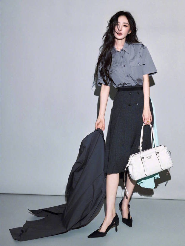 杨幂拎包而立，神情松弛淡然。