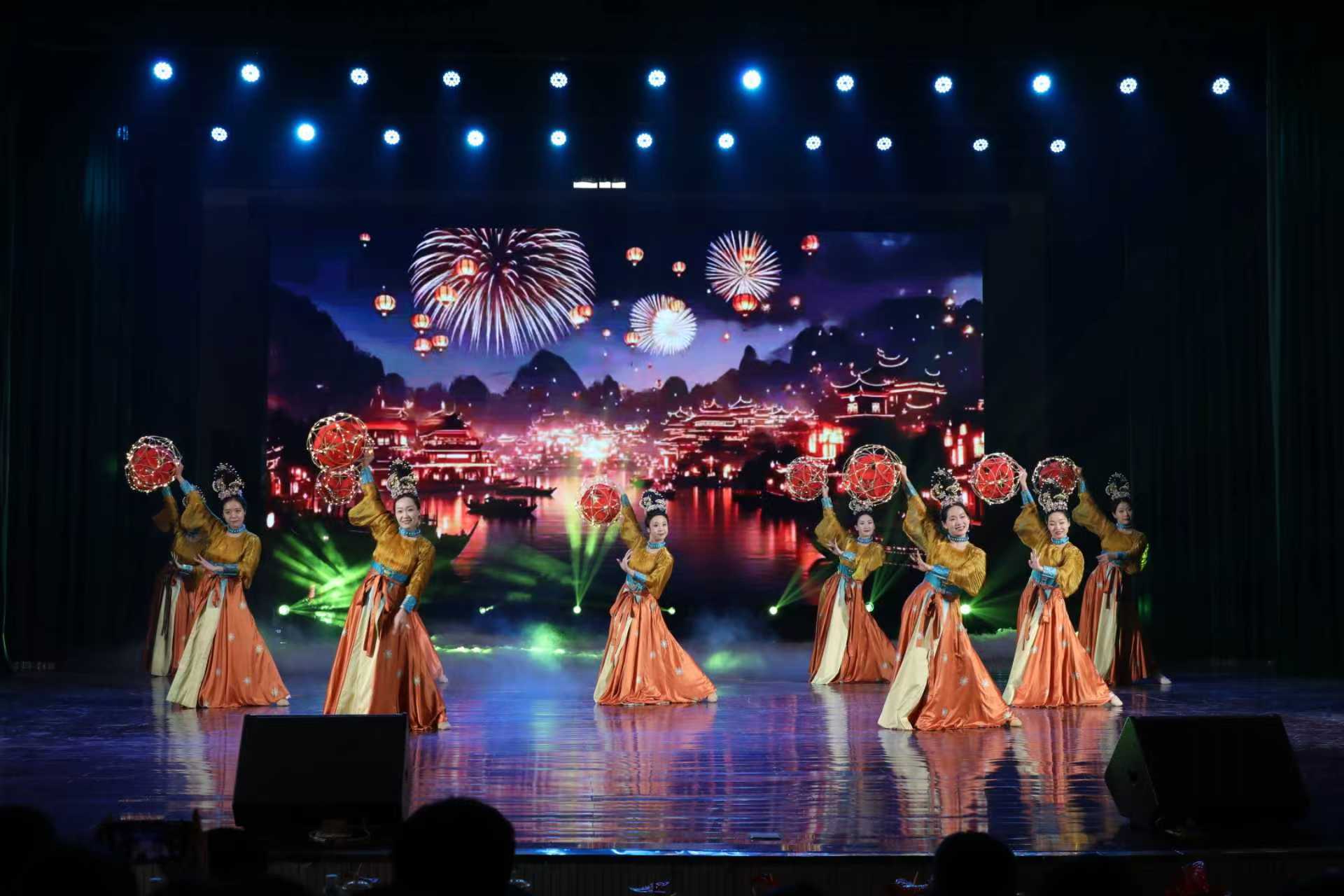 奋斗正当时 聚力启新程！青岛求实职业技术学院召开2025年年终总结表彰大会暨迎新春文艺演出